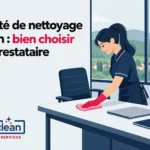 Une agente de nettoyage porte des gants rouges et nettoie une table dans un bureau lumineux.